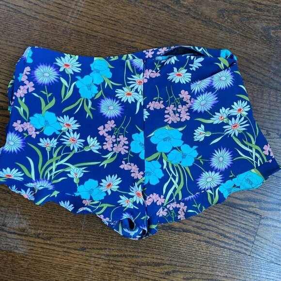 Forever21 blue floral ruffle hem shorts Size Large - Picture 5 of 7